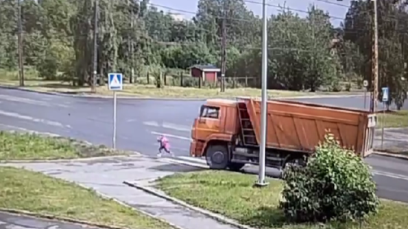 Страшное видео: большегруз чуть не задавил мать с двумя детьми в Петрозаводске