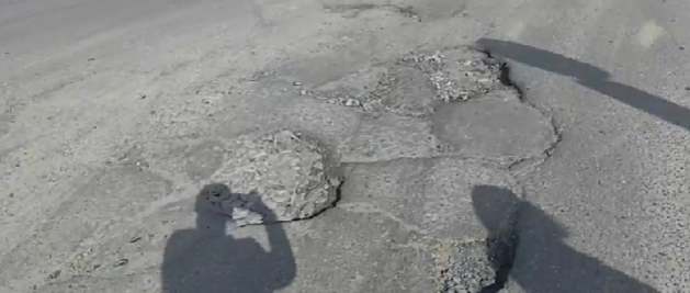 «Ни тротуаров, ни освещения»: опасные ямы угрожают безопасности жителей Петрозаводска