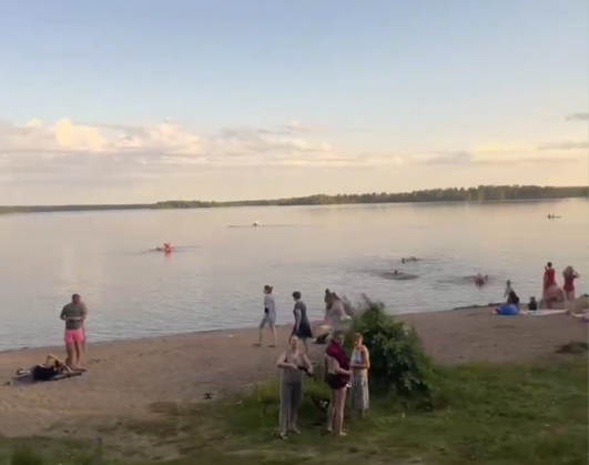 Пляж в Лососинном ломится от отдыхающих в разгар рабочего дня