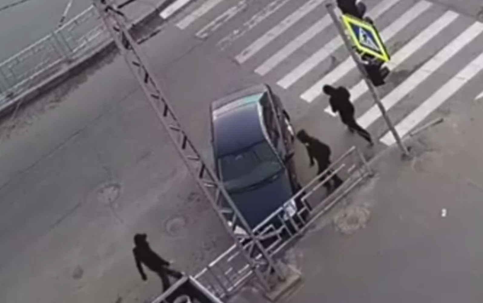 Троица злоумышленников разрезала колеса в Петрозаводске