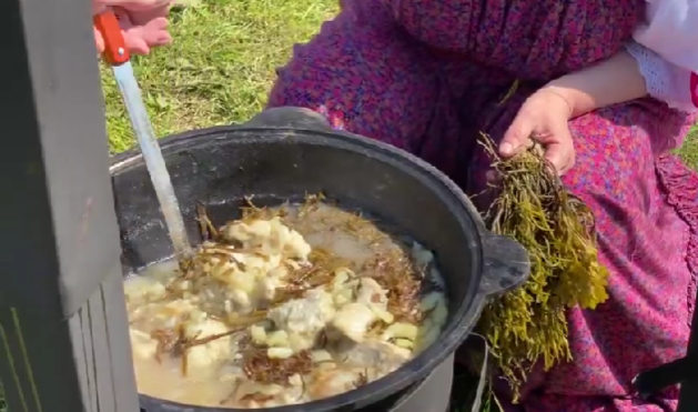 Жители и гости Карелии попробовали несколько видов ухи на острове Кижи
