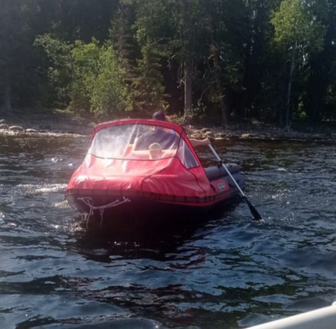 В Карелии спасли двоих детей и двух взрослых на борту сломанной лодки