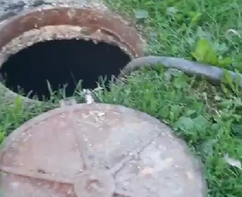 Фекалии с жутким запахом сливают в реку в Повенце