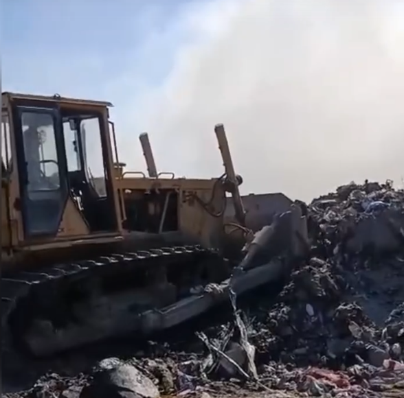 Техника и люди работают на медвежьегорском мусорном полигоне круглосуточно