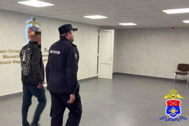 Повисший ради веселья на цепях крейсера «Аврора» мужчина стал фигурантом уголовного дела о хулиганстве