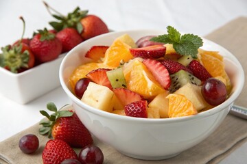 Узнали, чем опасны готовые фруктовые салаты из магазинов