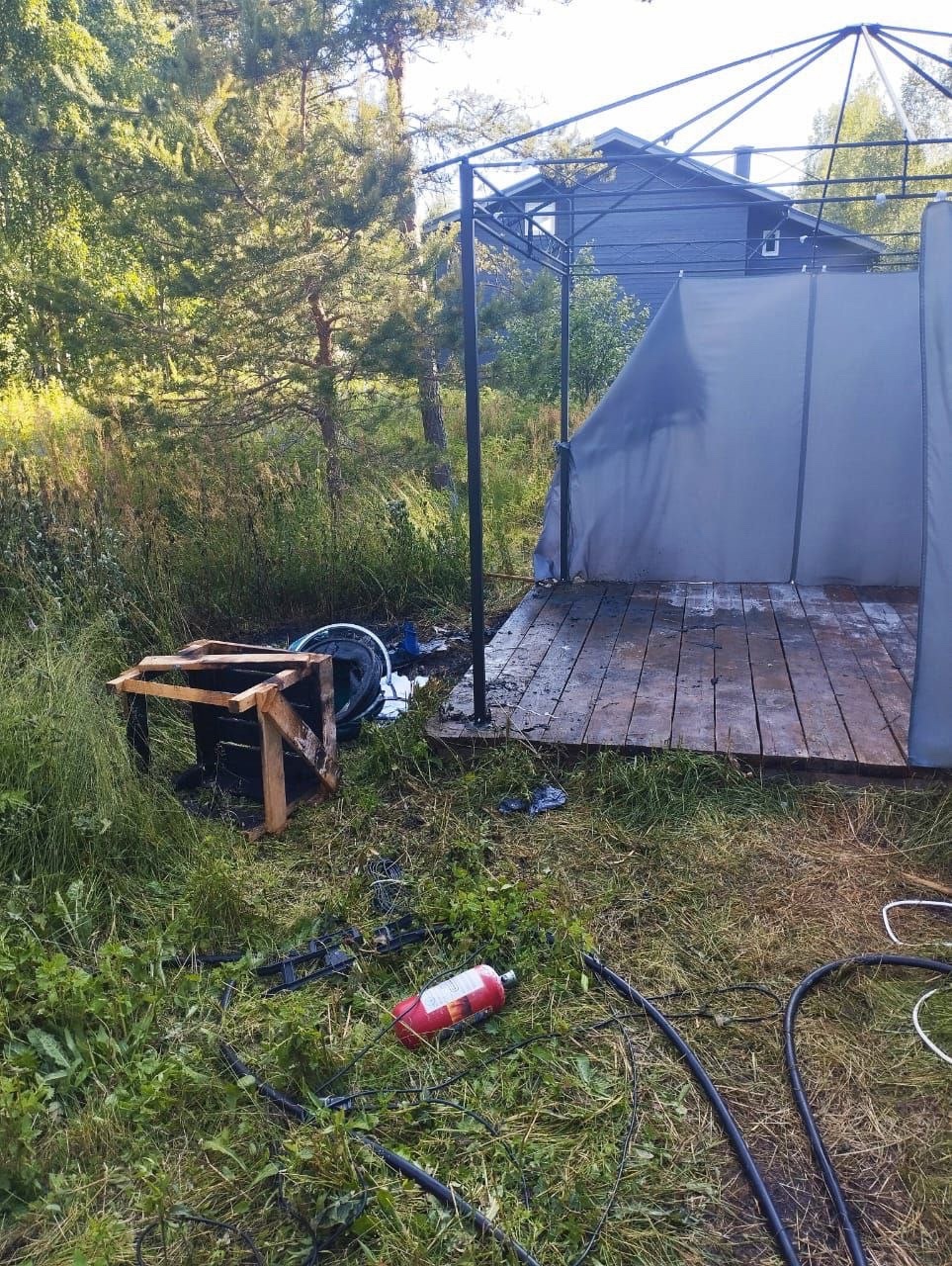 Загоревшийся шатер потушили сами отдыхающие на даче в Прионежье