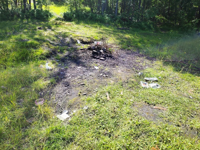 Костры и мусор уничтожают любимое место купания в Кеми