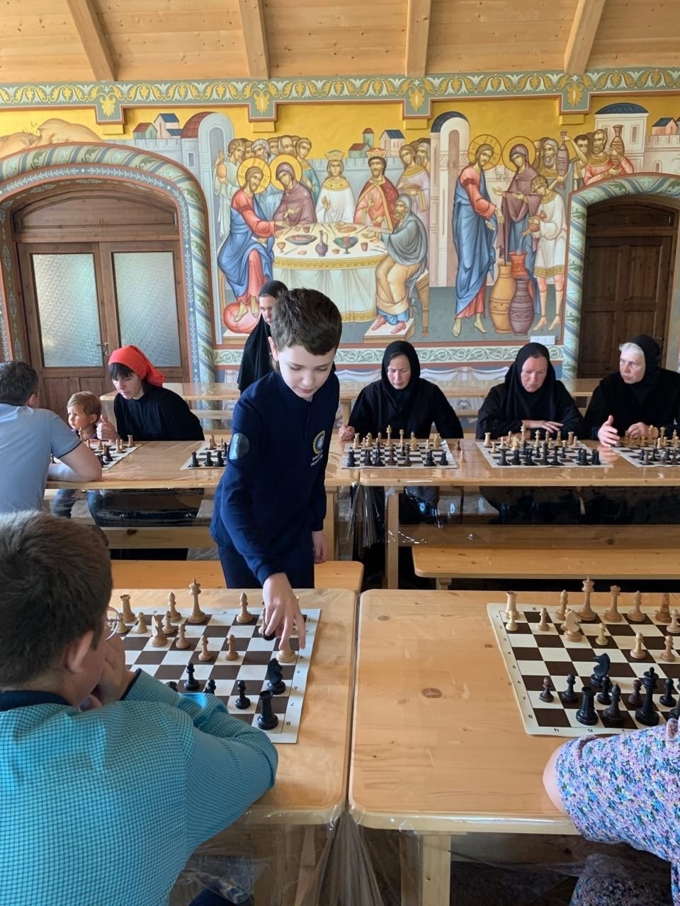 Юный шахматист удивил монахинь игрой на 10 досках