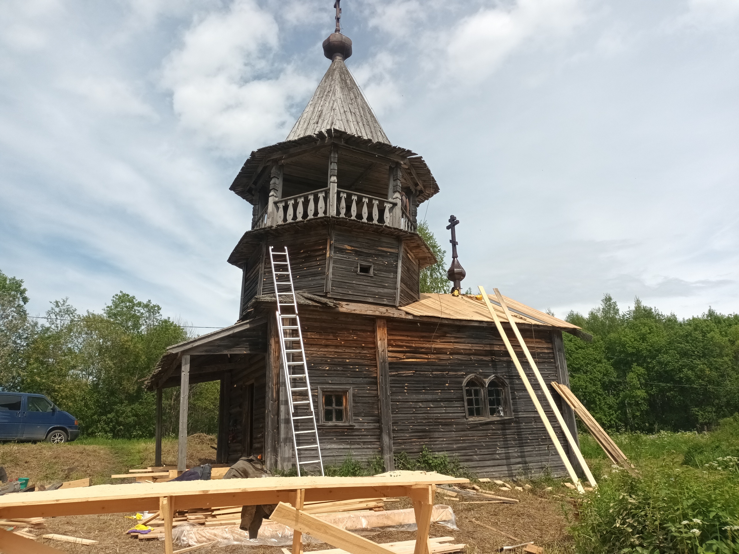 В Карелии начались работы по спасению деревянной часовни XIX века