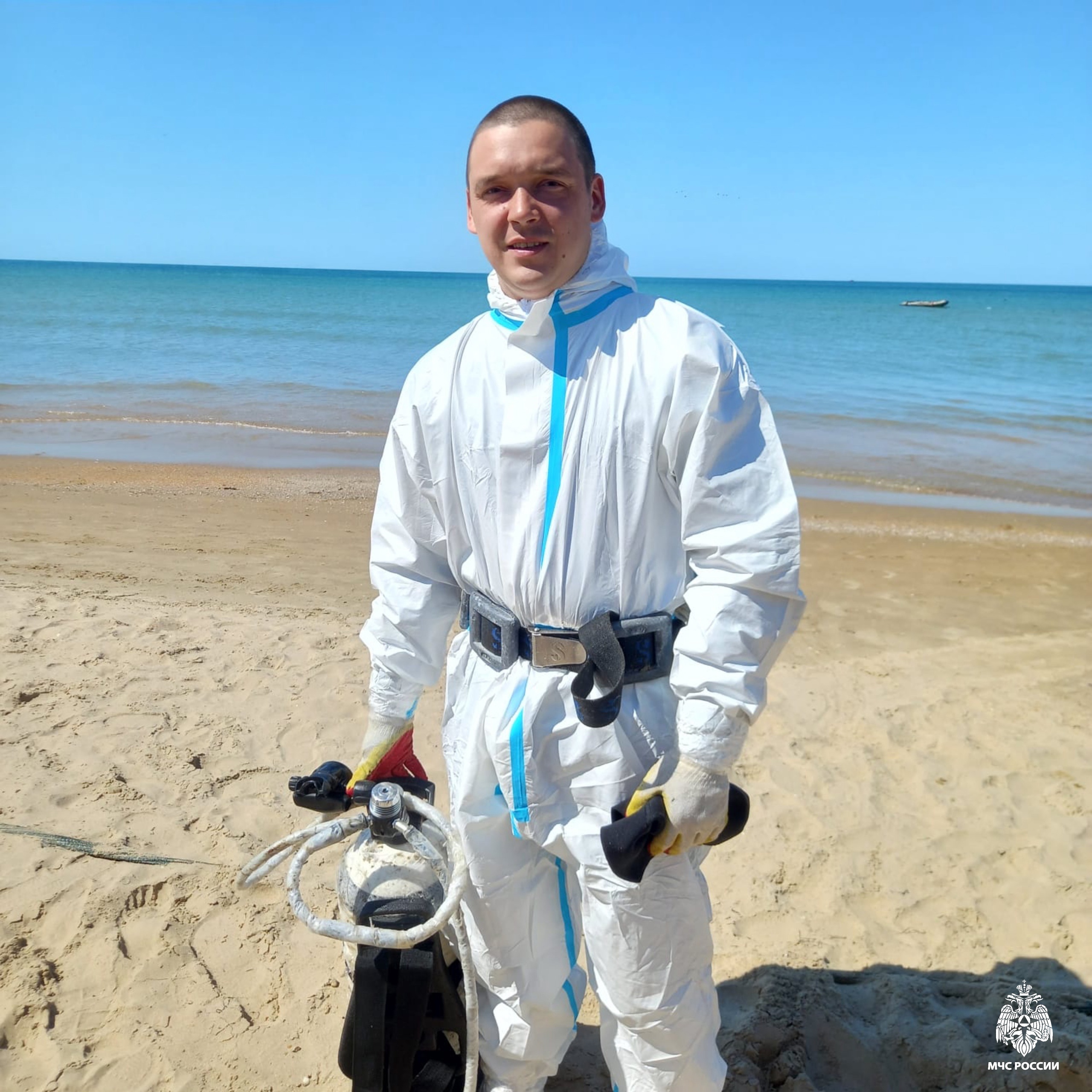 Дельфин выбрал карельских спасателей для дружеского визита