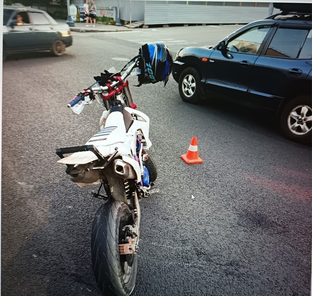 Юный водитель питбайка получил травмы после столкновения с легковушкой пенсионера-нарушителя в Сортавале