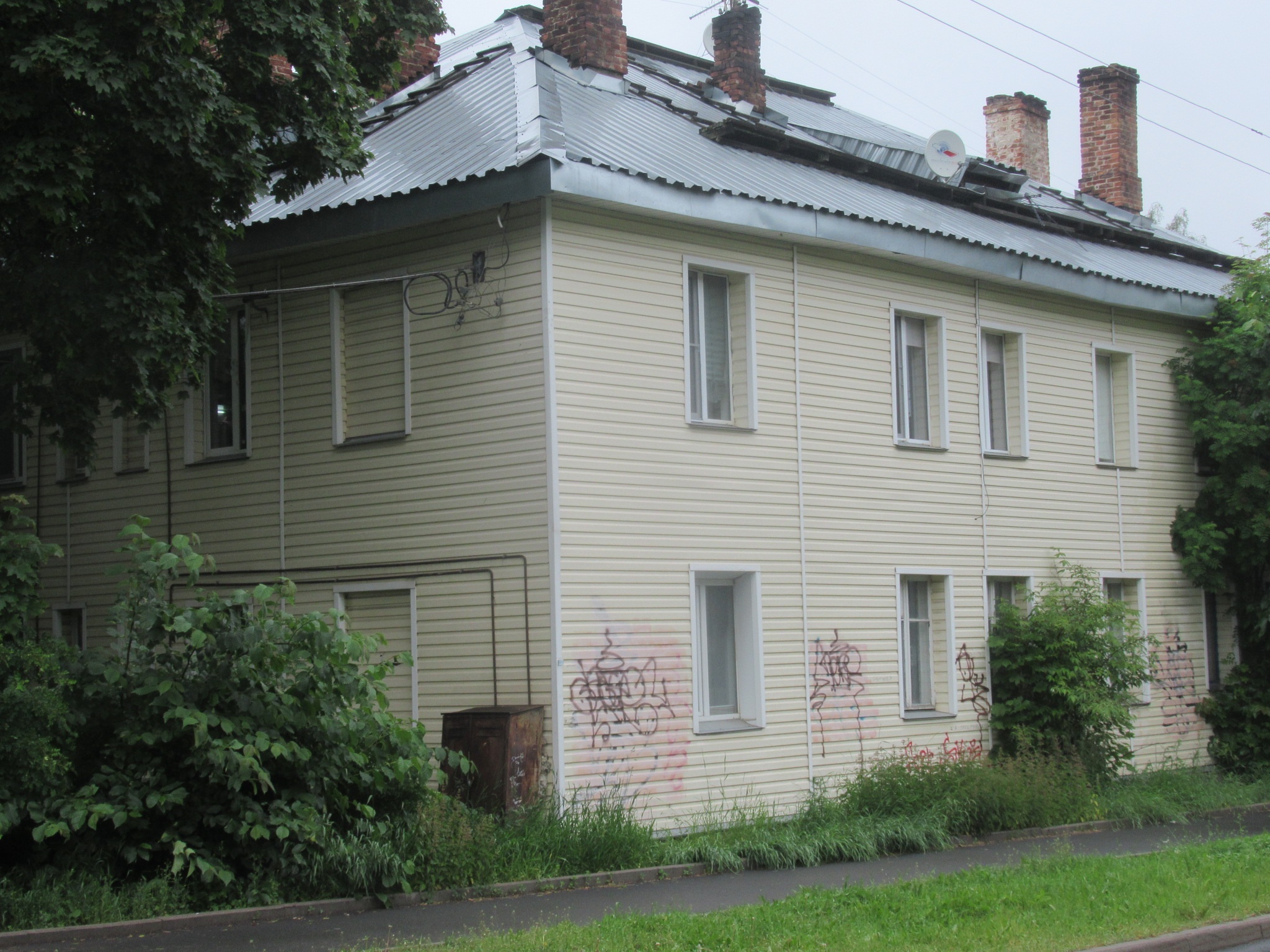 Администрация Петрозаводска напомнила об ответственности за надписи на фасадах зданий