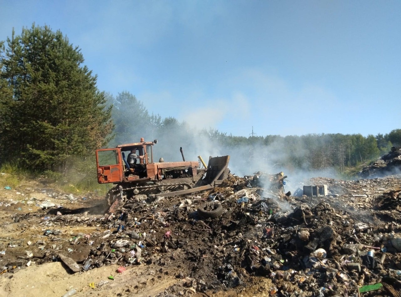В Калевальском районе загорелась свалка, огонь мог перекинуться на лес
