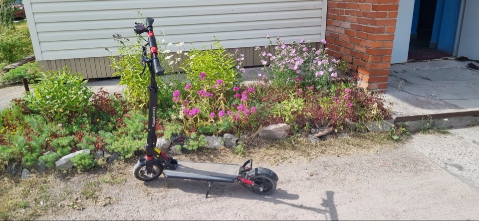 В Сортавале иномарка сбила выезжавшего со двора подростка на самокате