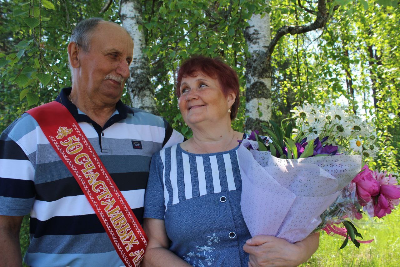 Свадебный танец и золотой поцелуй: cупруги Селезневы отпраздновали 50 лет брака
