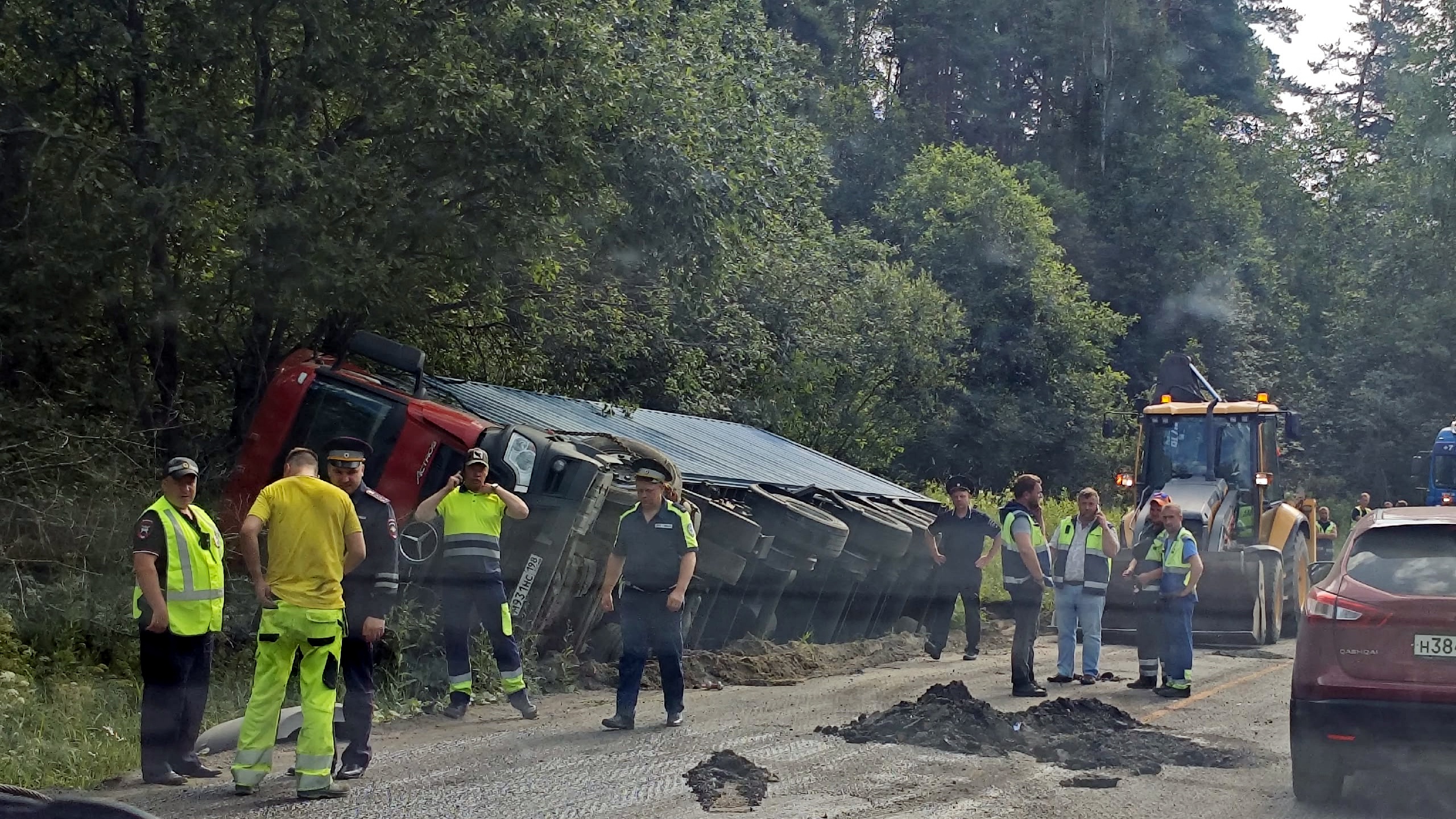Пробка от поселка Мийнала: грузовоз лег набок в Лахденпохском районе