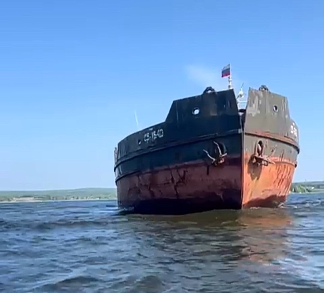 Грузовая баржа с дырой в боку села на мель в Онежском озере