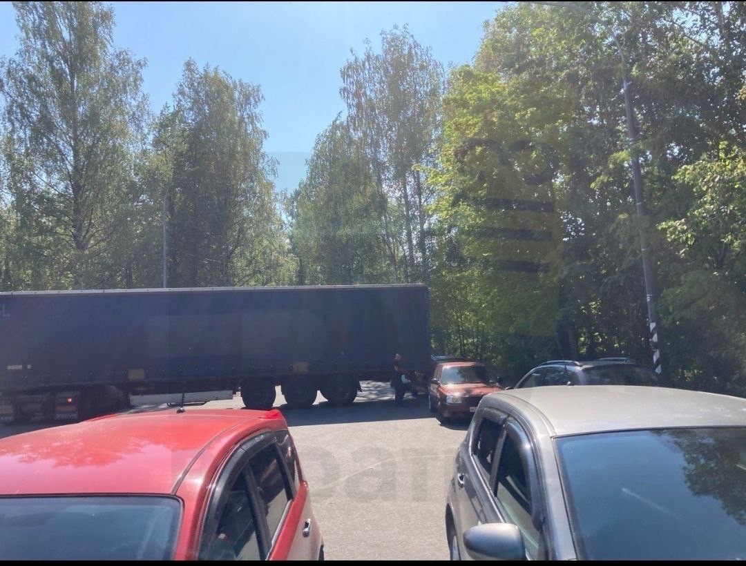 Въехавшая в припаркованные авто фура блокировала проезд в центре Петрозаводска