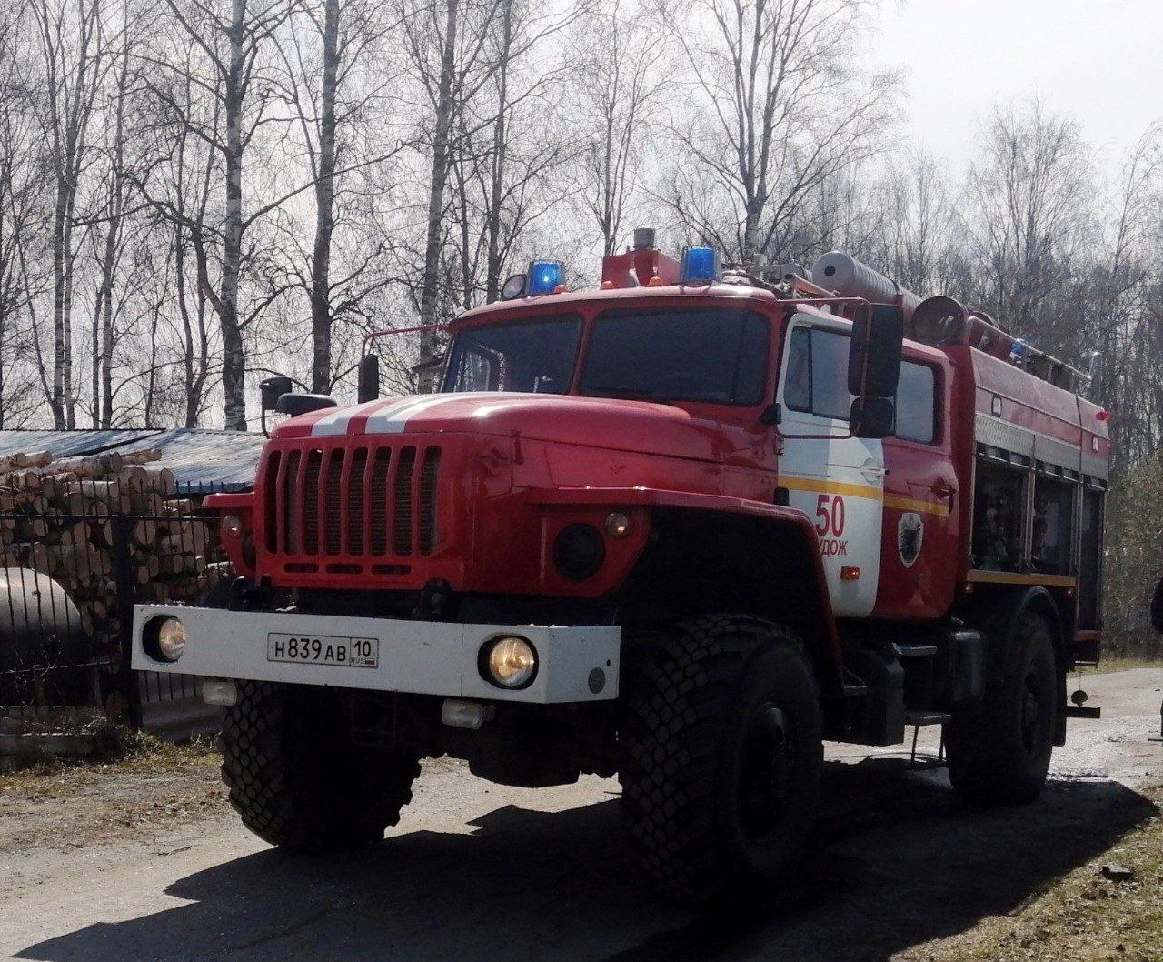 Из пылающих гаражей огнеборцы спасли автомобиль на востоке Карелии