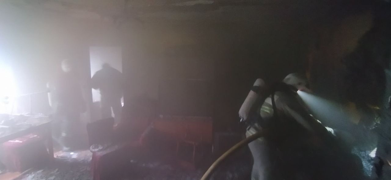 Появились фото с места пожара, где огнеборцы спасли женщину из горящей квартиры в Беломорске