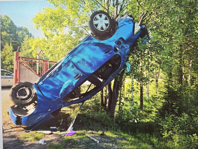 Перевернувшаяся иномарка повисла на деревьях, автоледи травмировалась на севере Карелии