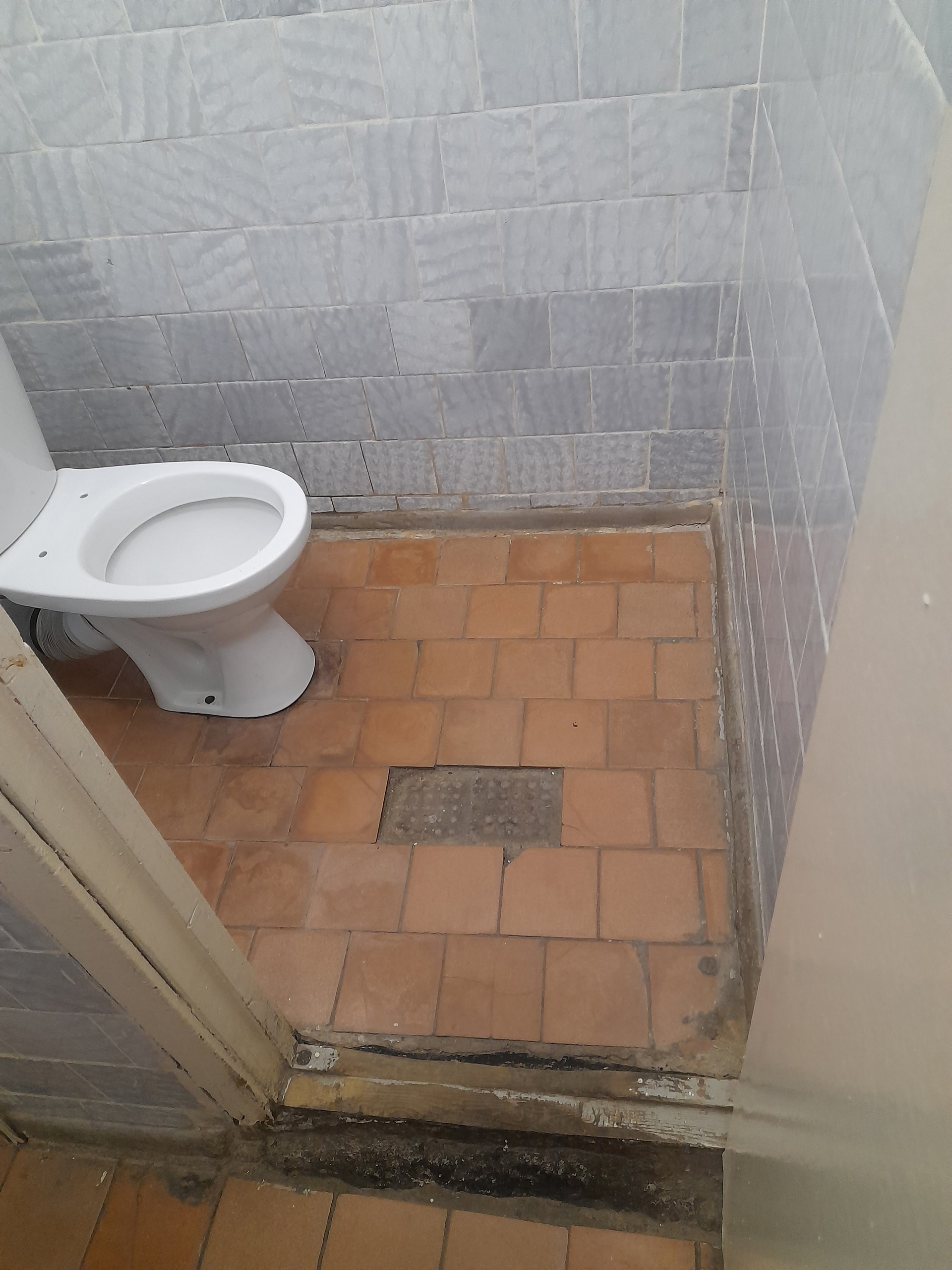 Пациенты возмущены состоянием туалетов в поликлинике на Ключевой