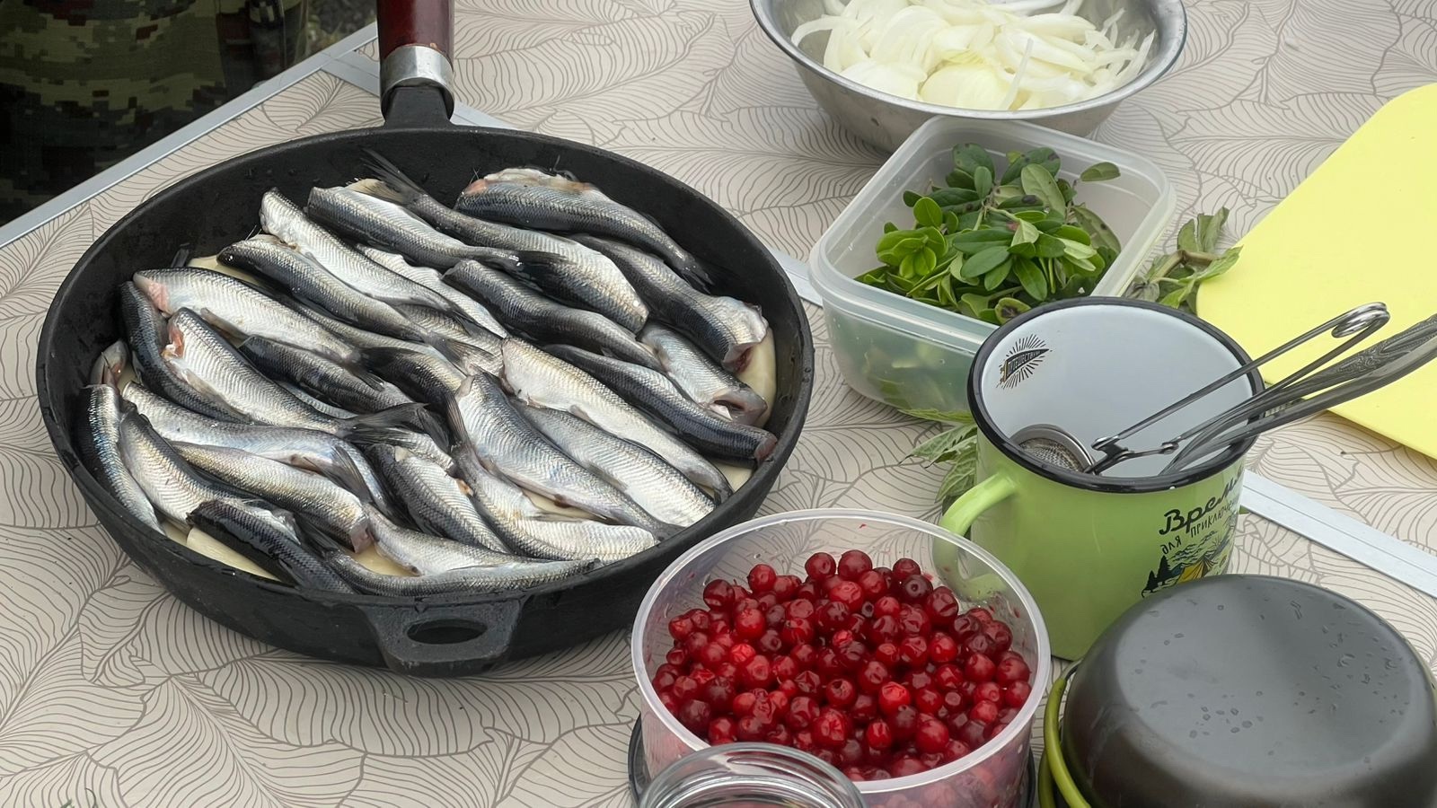 Бойцы карельского «Гранита» показали, как готовят ряпушку в полевых условиях