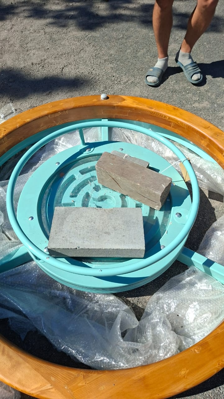 Недостроенная детская площадка пострадала от вандалов в Кондопоге