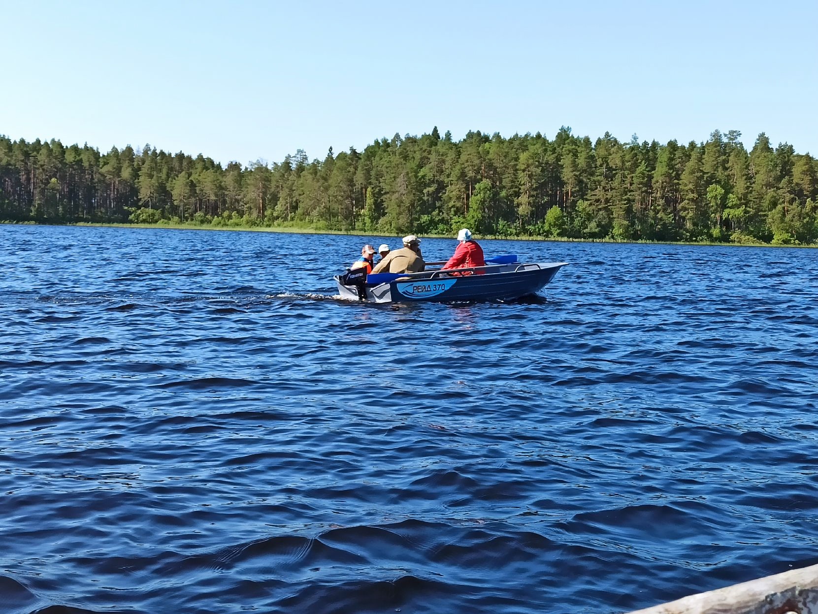 Ответить рублем придется беспечно катавшимся без спасжилета на лодке по озеру в Карелии