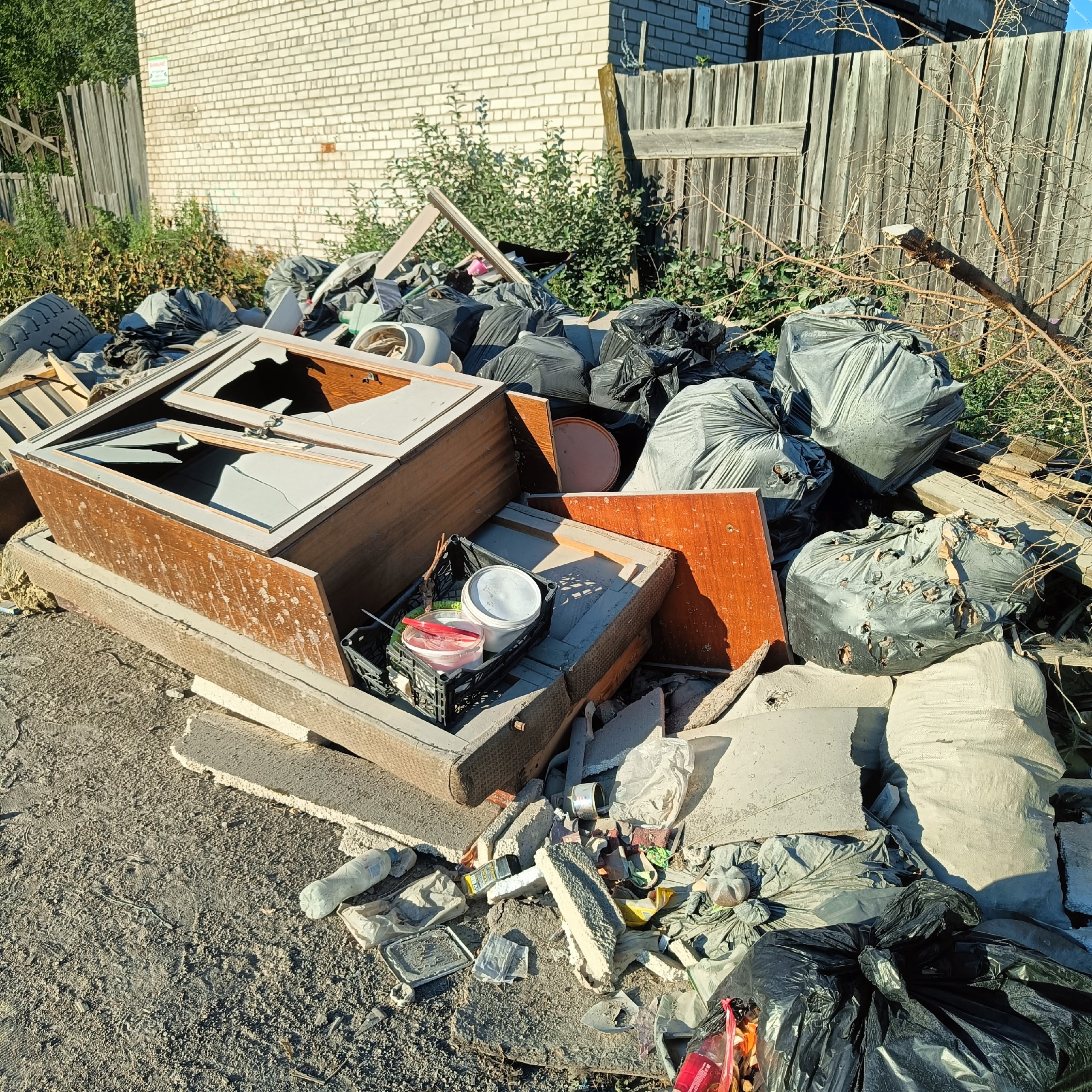 В Пудоже лесовозы разбили дорогу и не дают покоя