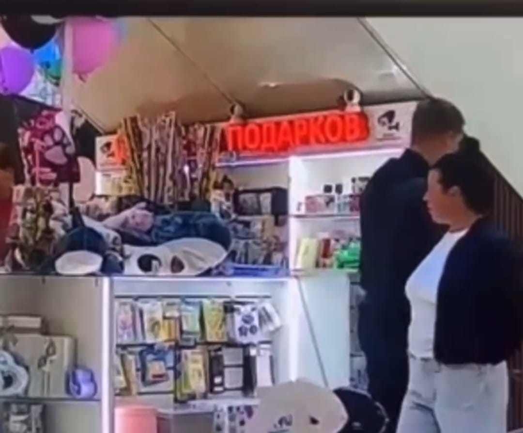 В Петрозаводске пара молодых людей подворовывает детские товары в популярном торговом центре