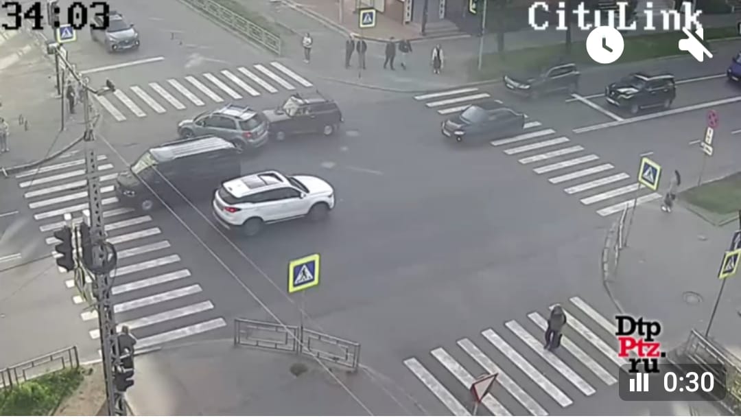 Две  легковушки не поделили перекресток в расширенном центре Петрозаводска