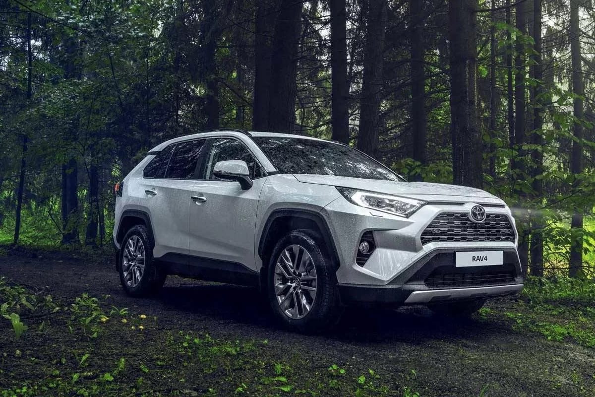 В России возобновили продажи новых кроссоверов Toyota RAV4