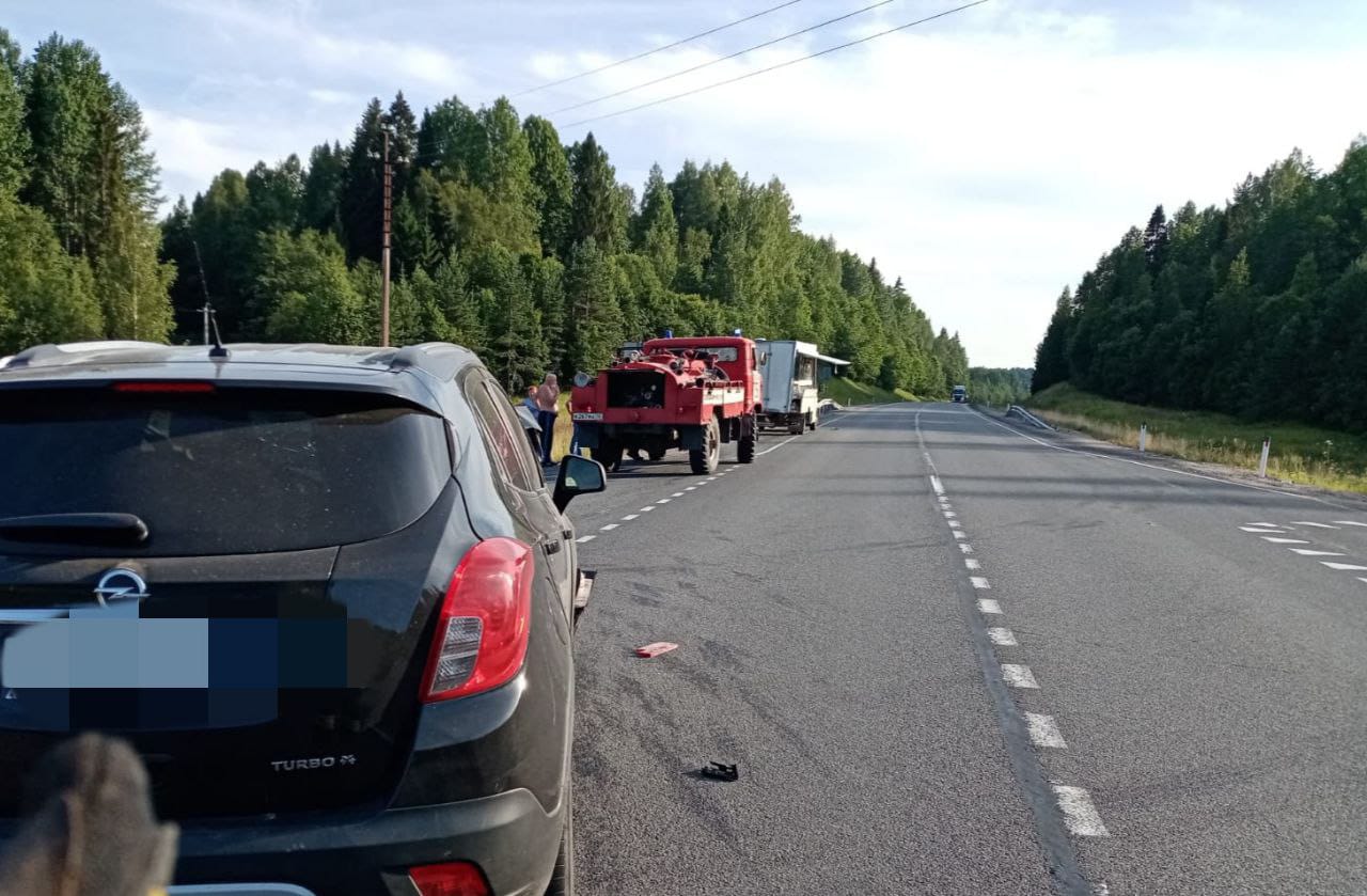 Одна полоса трассы перекрыта: в Олонецком районе столкнулись два автомобиля