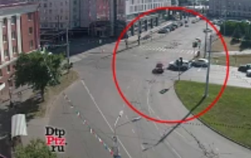 Торопыга устроил аварию на площади Гагарина, проскочив на красный