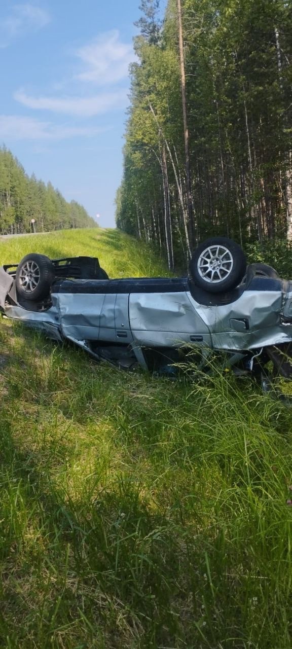Автомобиль вылетел с трассы в Карелии и перевернулся