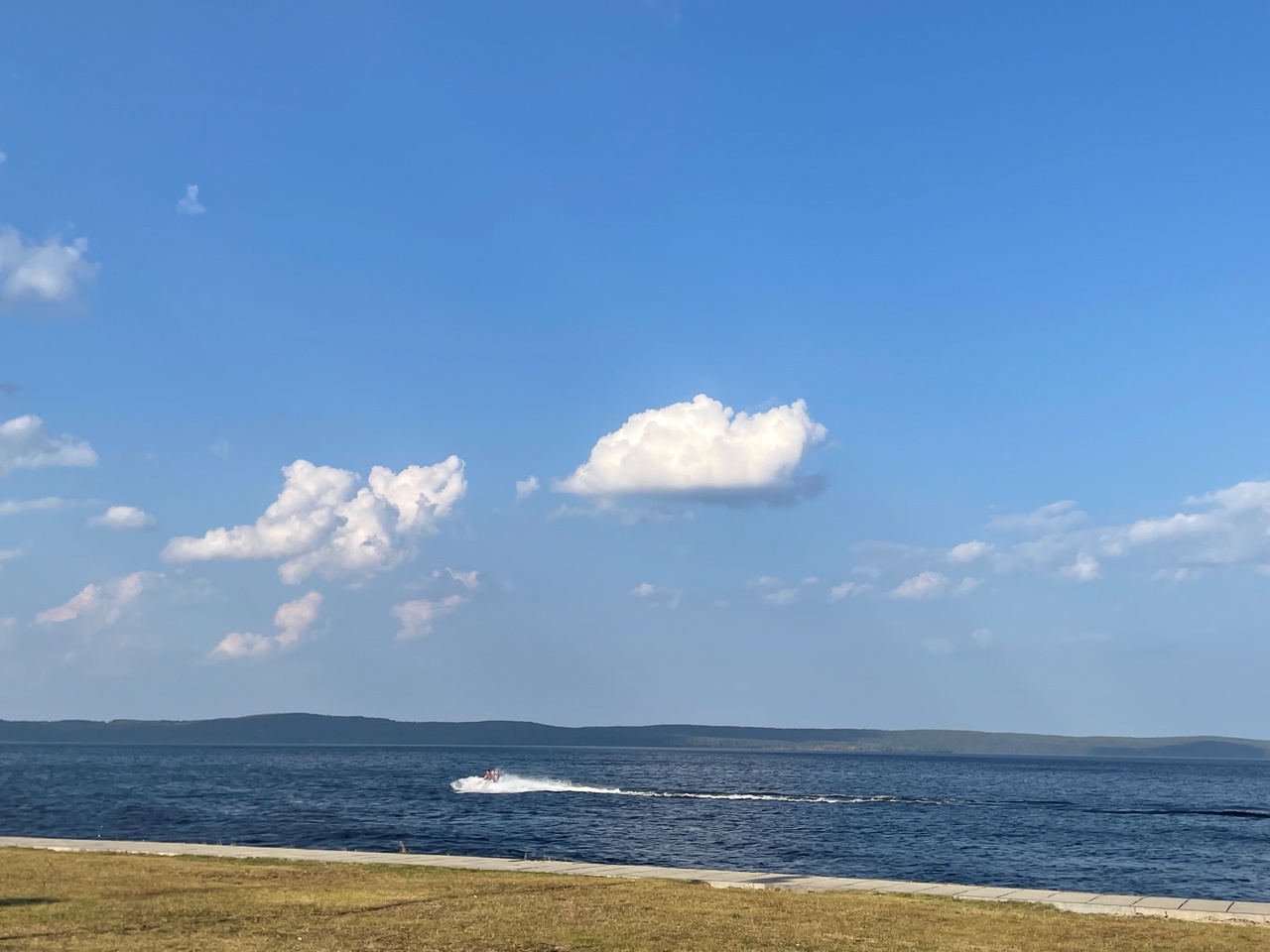 Бриз с Онего слегка утихомирит знойный вторник в Петрозаводске, а по Карелии ударит +29°С