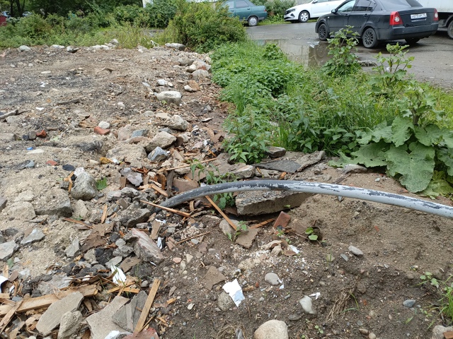 Опасную арматуру оставили после сноса аварийного дома в Петрозаводске