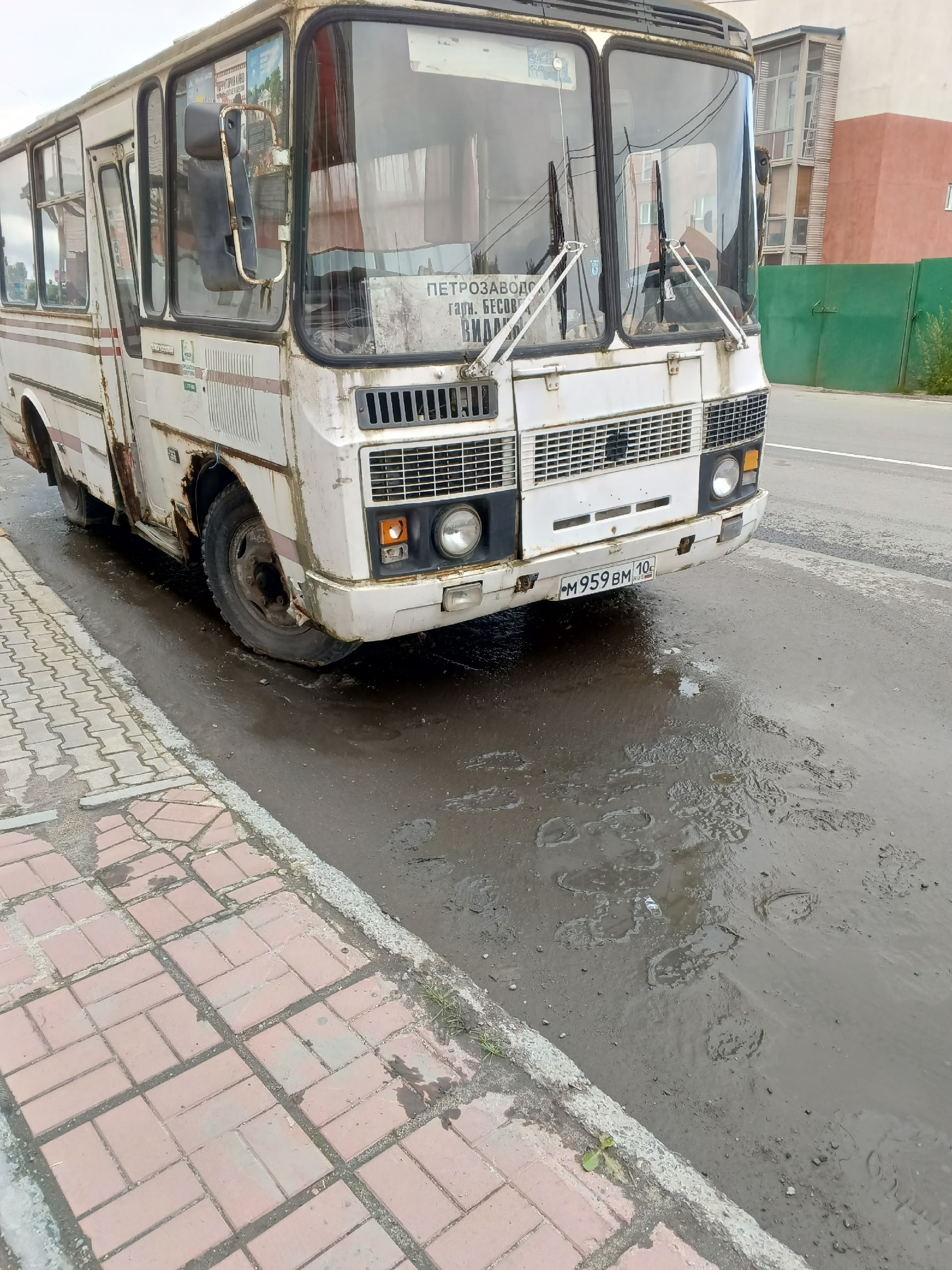 Стихийную стоянку автохлама обнаружили в отдаленном районе Петрозаводска