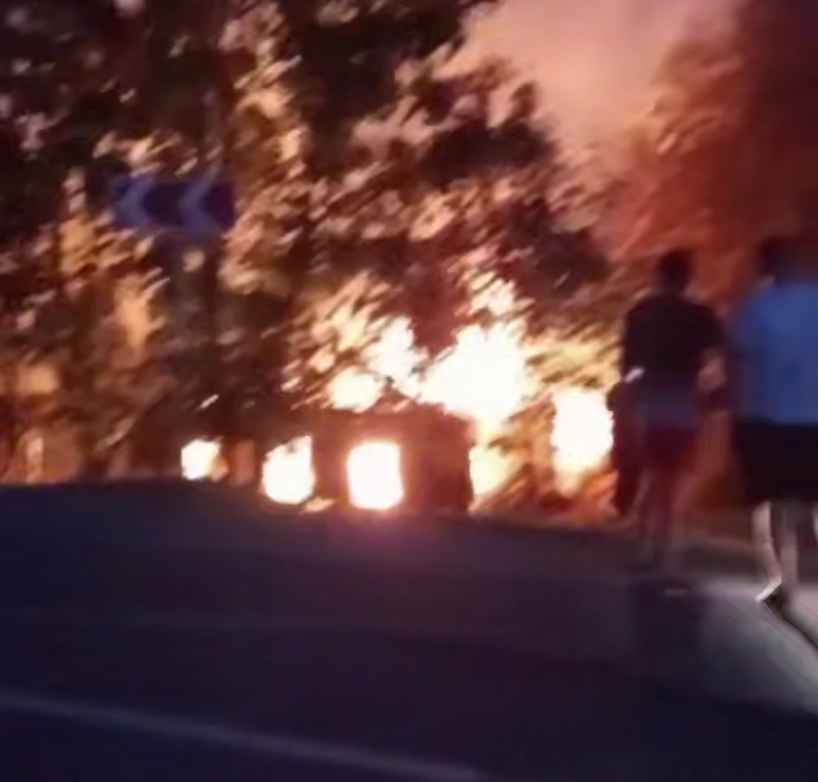 «Опять горим»: ночной пожар в деревне Машезеро попал на видео