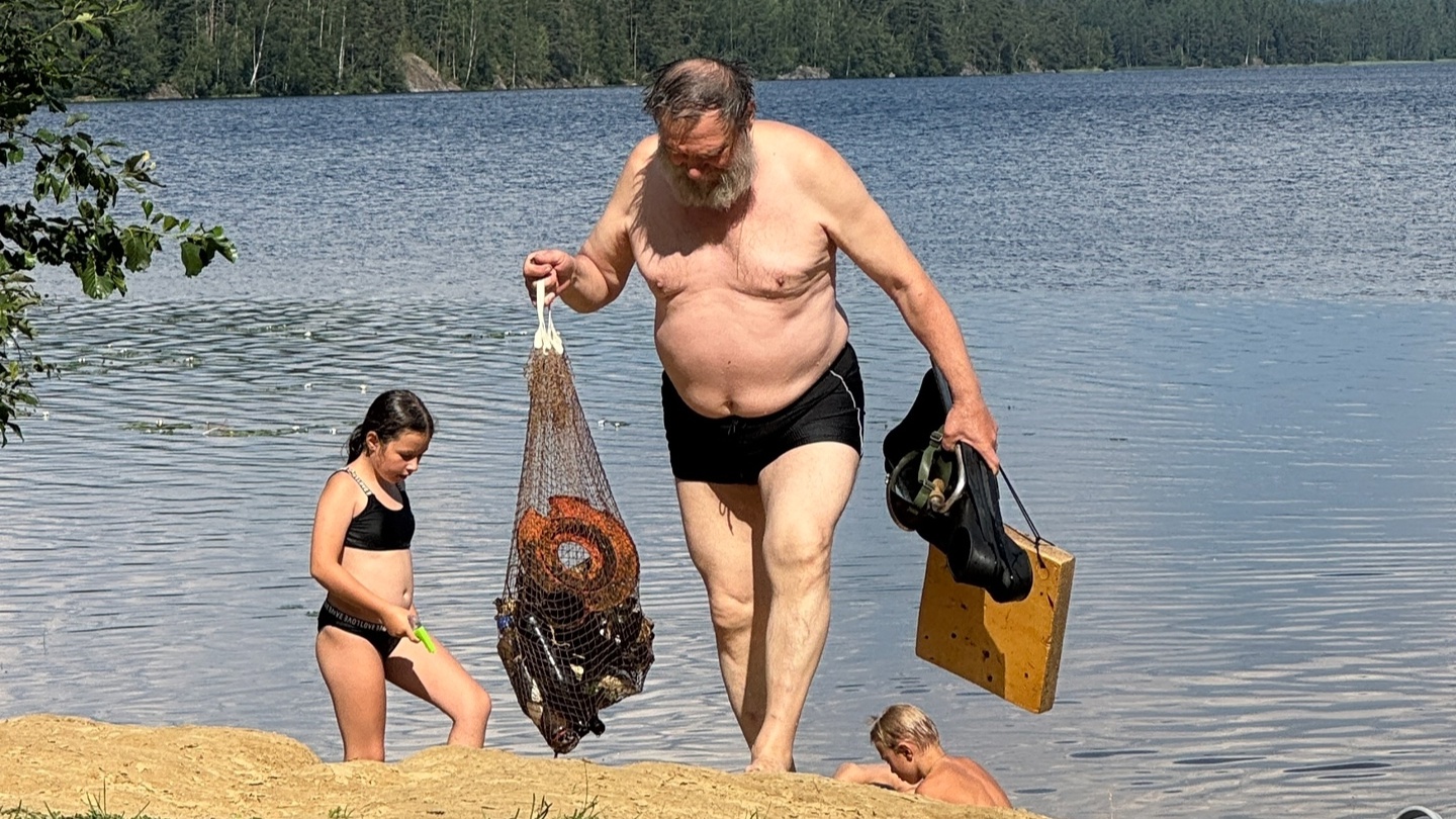 Мужчина очистил дно озера от мусора в Лахденпохском районе