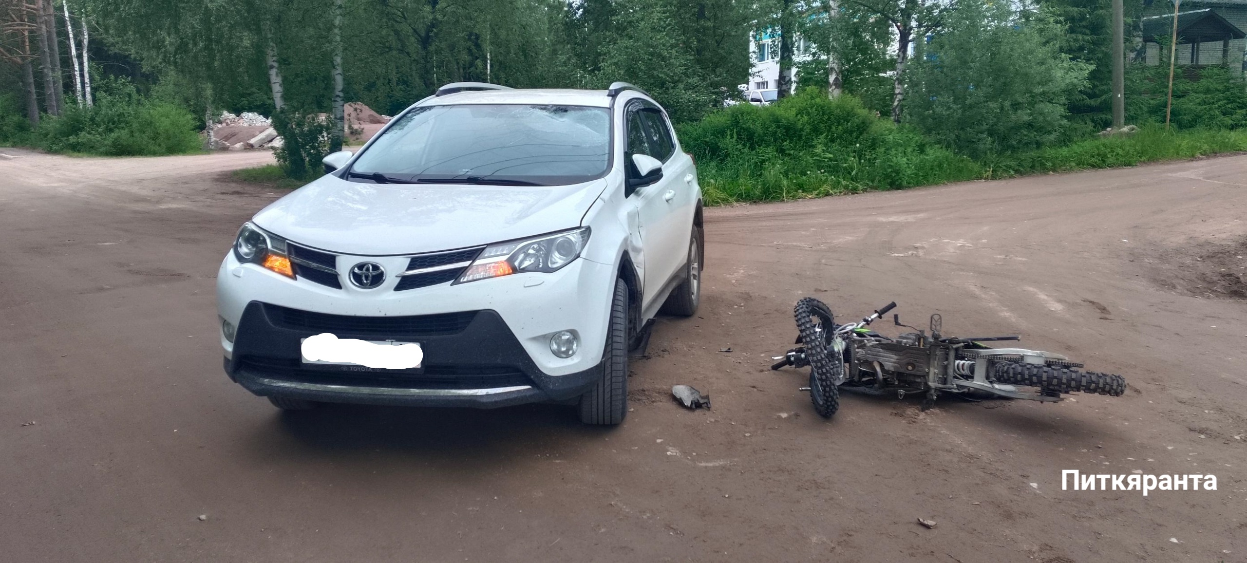 Иномарка снесла подростка на мотоцикле в одном из городов Приладожья