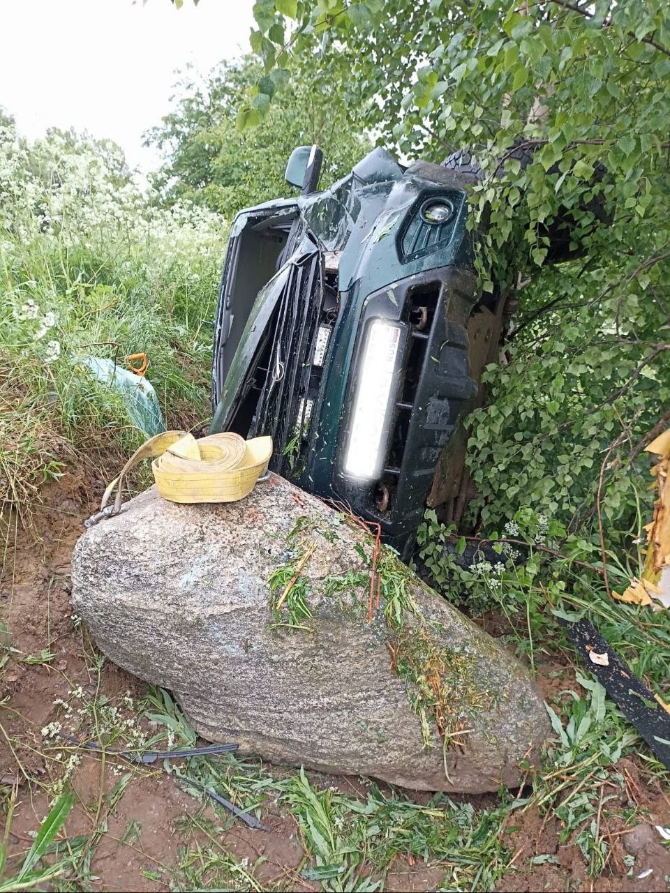Автомобиль ушел в кювет, лег набок и замер у валуна на севере Карелии — пострадал человек
