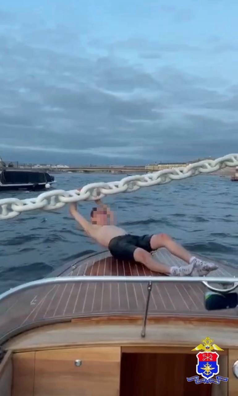 Мужчина ради веселья повис на цепях крейсера «Аврора»