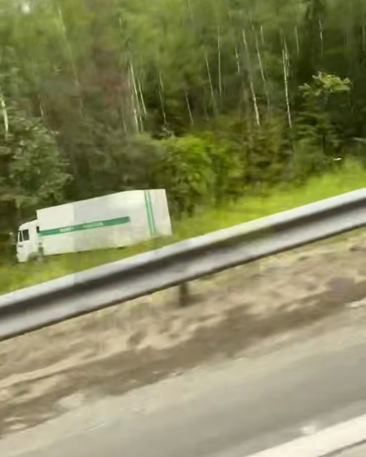 Заклинившее колесо уложило в кювет многотонный фургон ФСИН в одном из районов Карелии