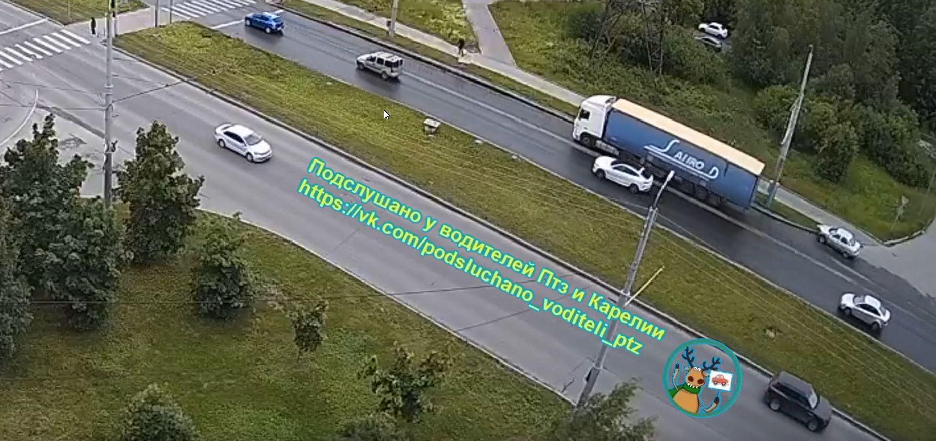 Легковушка вылетела под фуру на оживленной магистрали в Петрозаводске