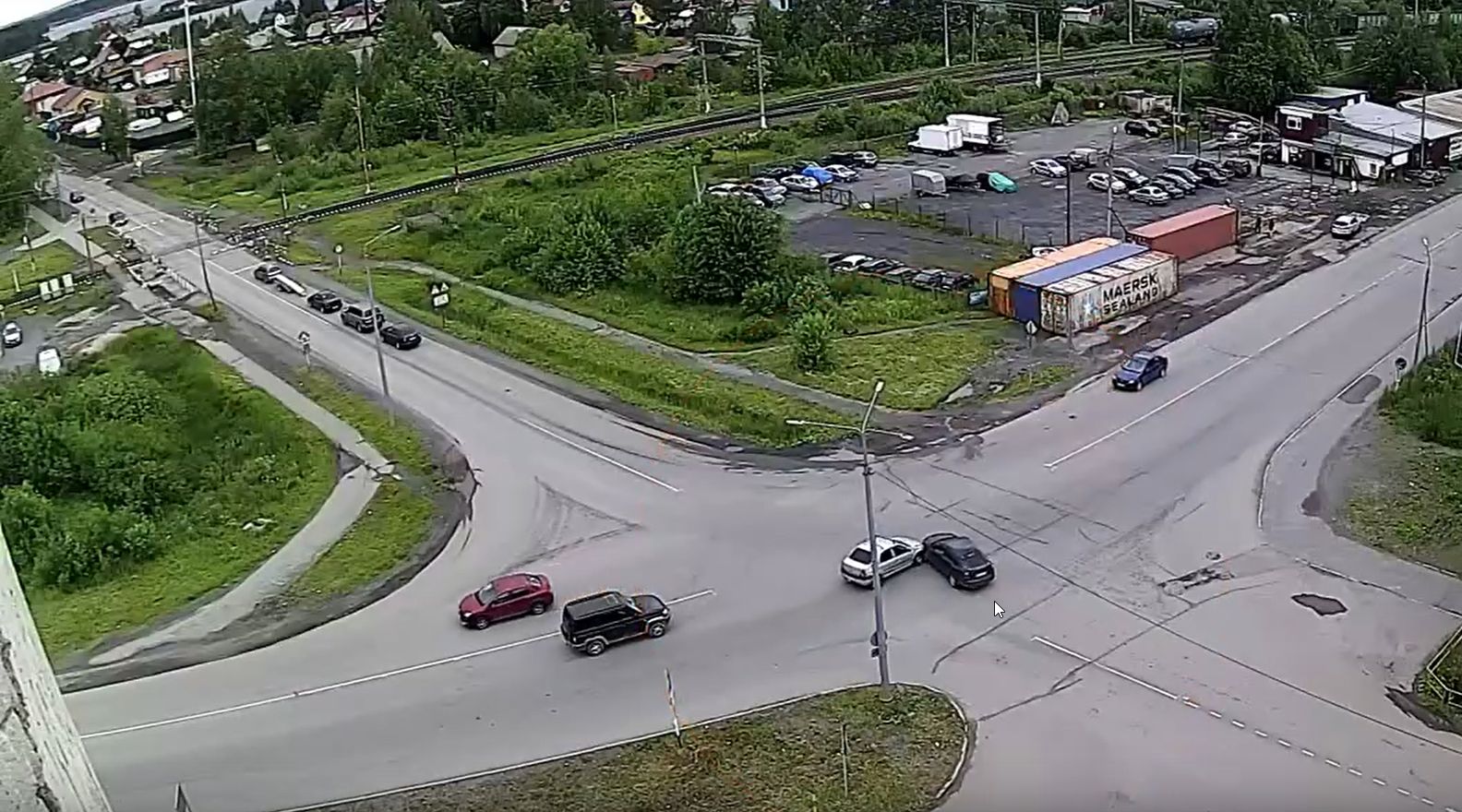 На аварийном перекрестке в городе бумажников Карелии столкнулись два автомобиля