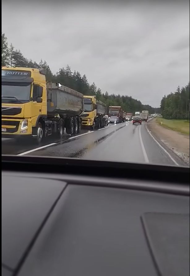 Пробка образовалась на месте смертельного ДТП на трассе «Кола» в Карелии