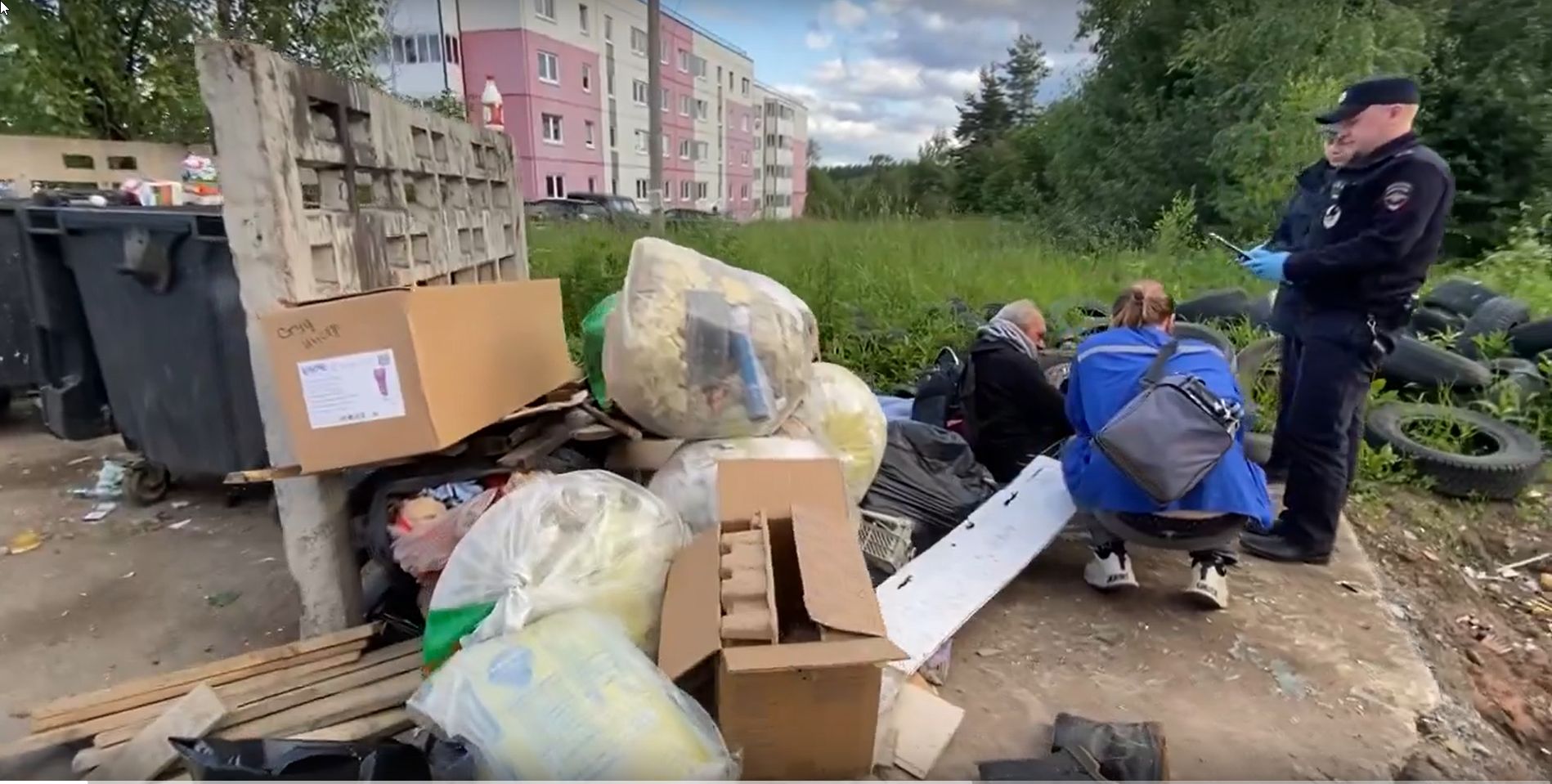 Среди мусора на помойке в Петрозаводске нашли человека